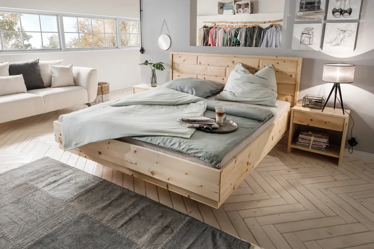 Modern eingerichtetes Schlafzimmer mit Massivholzbett, Nachttischen und großen Fenstern als Beispiel für natürliche Einrichtung und gesunden Schlafkomfort